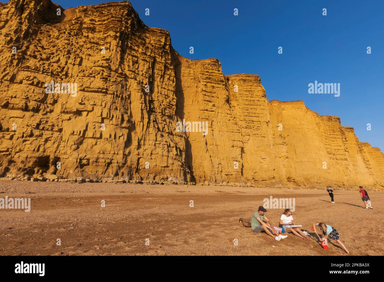 England, Dorset, Bridport, West Bay, Family on Beach Stockfoto