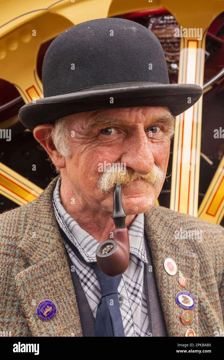 England, Dorset, die jährliche Great Dorset Steam Fair in Tarrant Hinton bei Blandford Forum, Portrait von Gentleman in Bowler hat Smoking Pipe Stockfoto