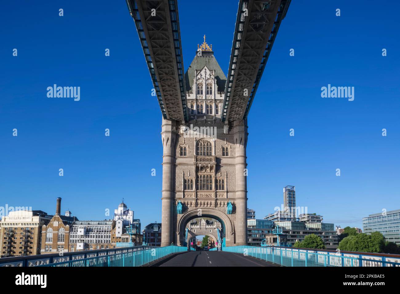 England, London, Leere Road und Tower Bridge Stockfoto