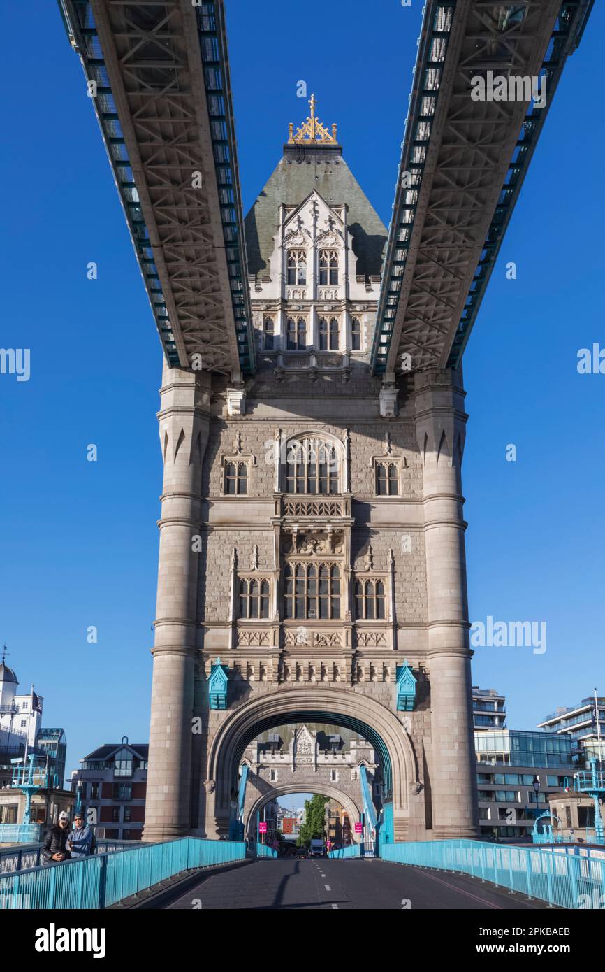 England, London, Leere Road und Tower Bridge Stockfoto