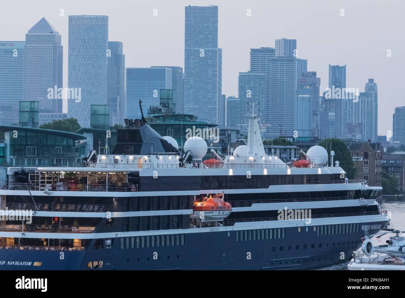 England, London, World Navigator Cruise Ship und Canary Wharf Skyline Stockfoto