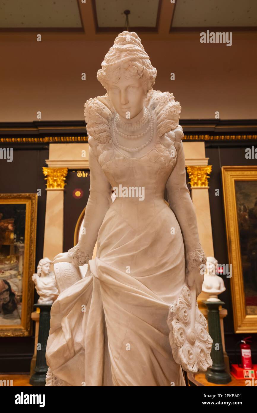 England, Dorset, Bournemouth, Russell Cotes Art Gallery und Museum, stehende Figur mit dem Titel „The Reception“ von einem unbekannten Bildhauer Stockfoto