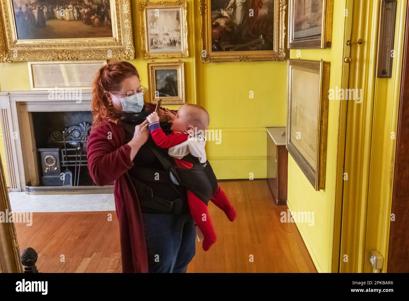 England, London, Frau mit Baby fotografiert im John Soanes Museum Stockfoto