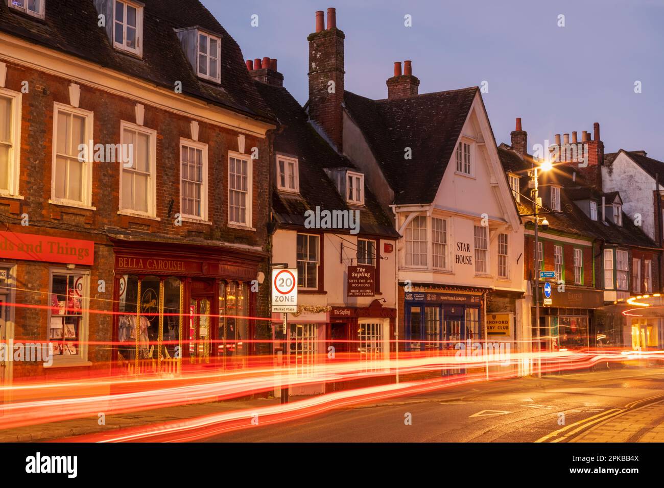 England, Dorset, Blandford Forum, East Street mit georgianischen Shop-Schriften bei Nacht Stockfoto