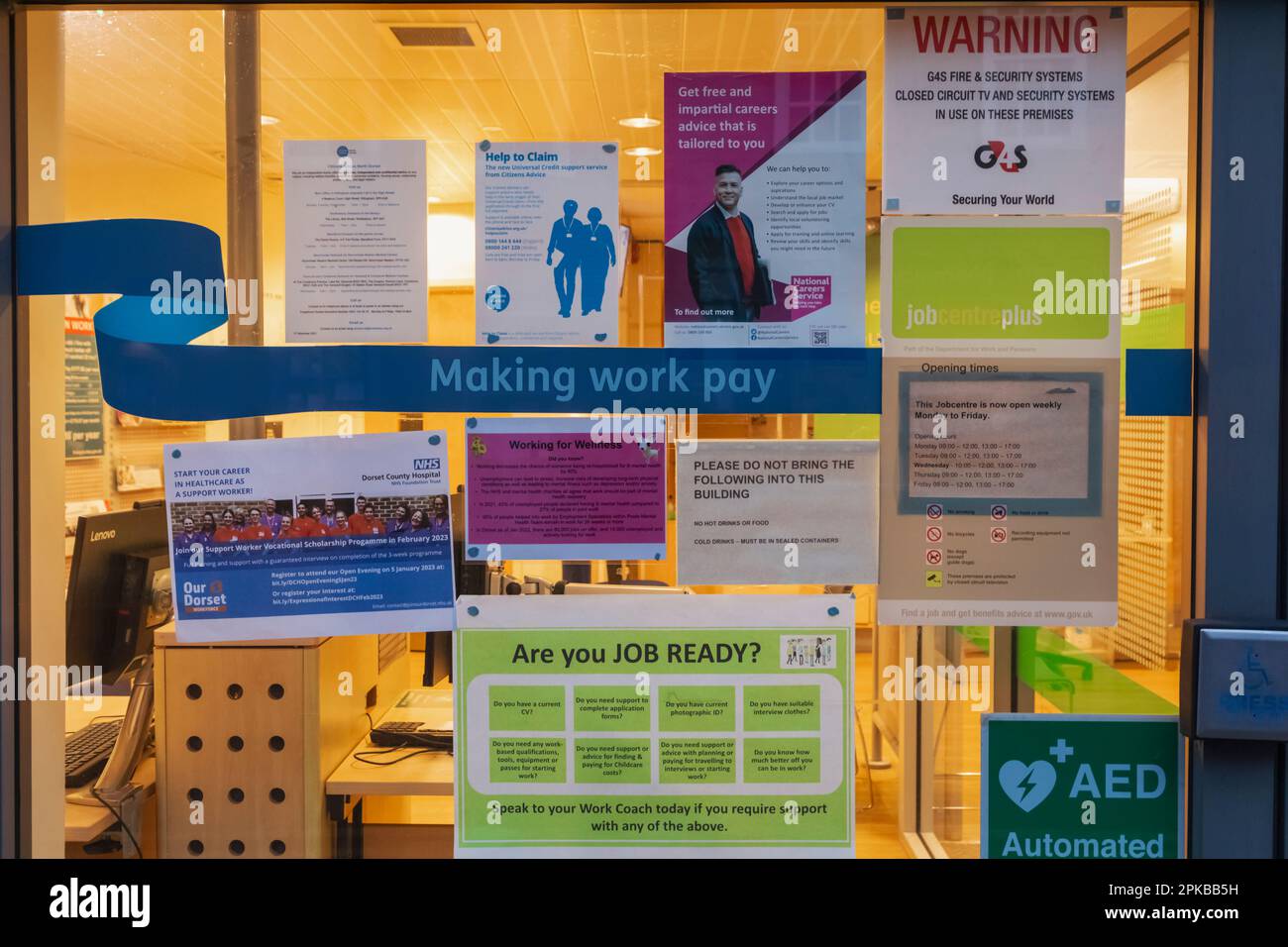 England, Dorset, Blandford Forum, Fenster des Job Centre Plus, buntes Poster-Diplay Stockfoto