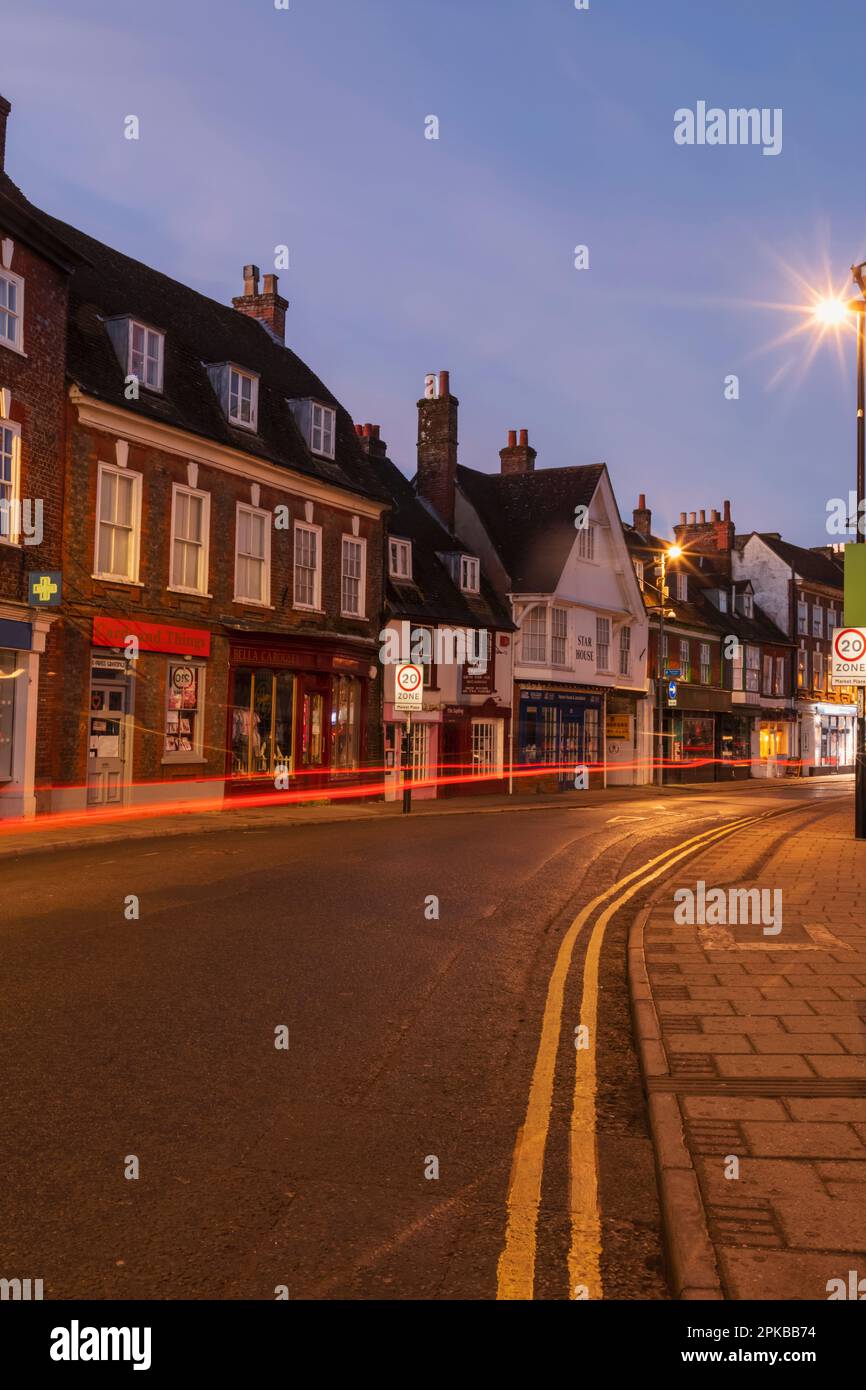 England, Dorset, Blandford Forum, East Street mit georgianischen Shop-Schriften bei Nacht Stockfoto