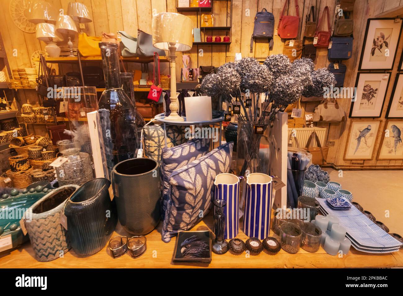 England, Dorset, Die Jurassic Coast, Bridport, Symondsbury, Symondsbury Estate, Home and Garden Store Product Display Stockfoto