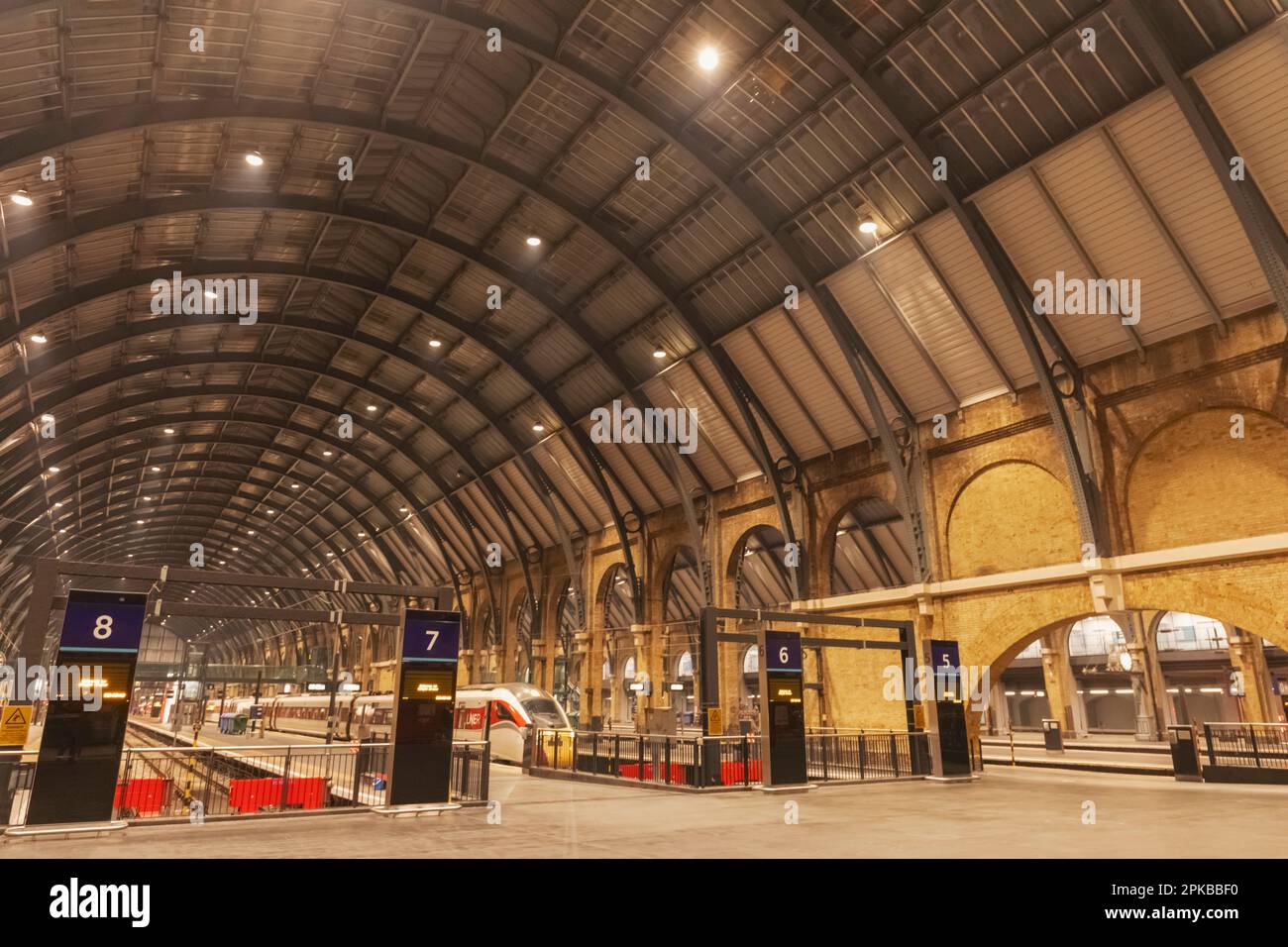 England, London, Kings Cross Station, Empty Platform Station View Stockfoto