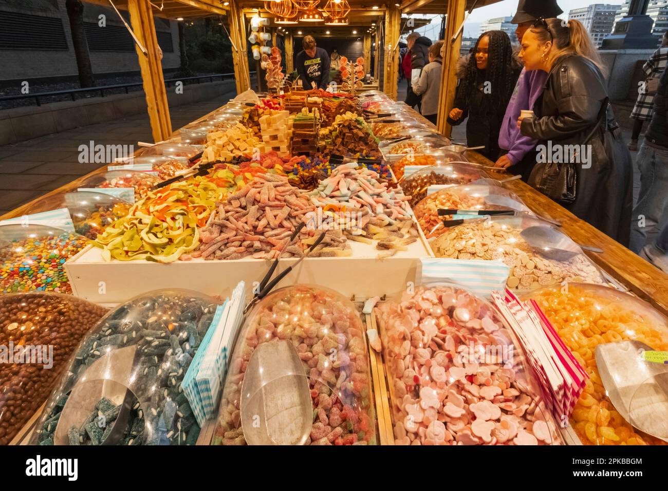 England, London, Southwark, Riverside Christmas Market, Verkaufsstand mit bunten traditionellen Süßigkeiten Stockfoto
