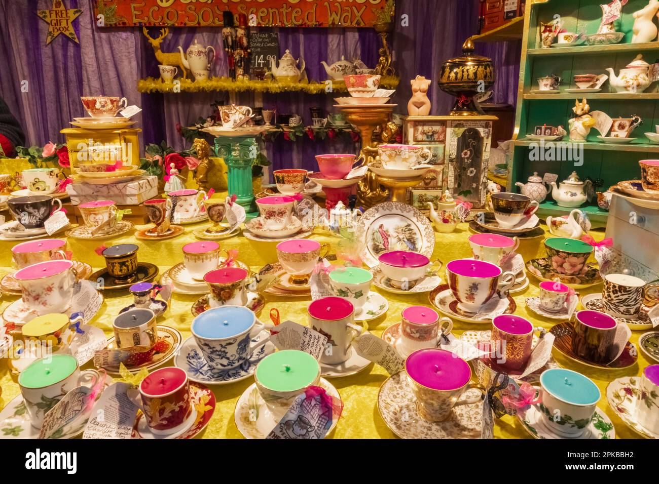 England, London, Southwark, Riverside Christmas Market, Verkaufsstand mit bunten Duftkerzen in Teetassen Stockfoto