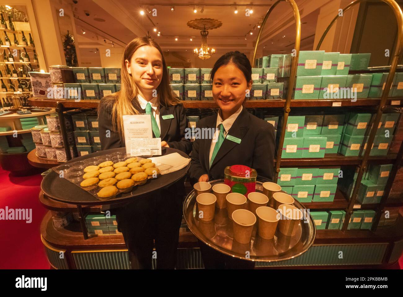 England, London, Piccadilly, Fortnum & Mason Store, Verkaufsassistenten, die kostenlose Mince Pies und Tee anbieten Stockfoto England, London, Piccadilly, Fortnum & Mason Store, Verkaufsassistenten, die kostenlose Mince Pies und Tee anbieten Stockfoto