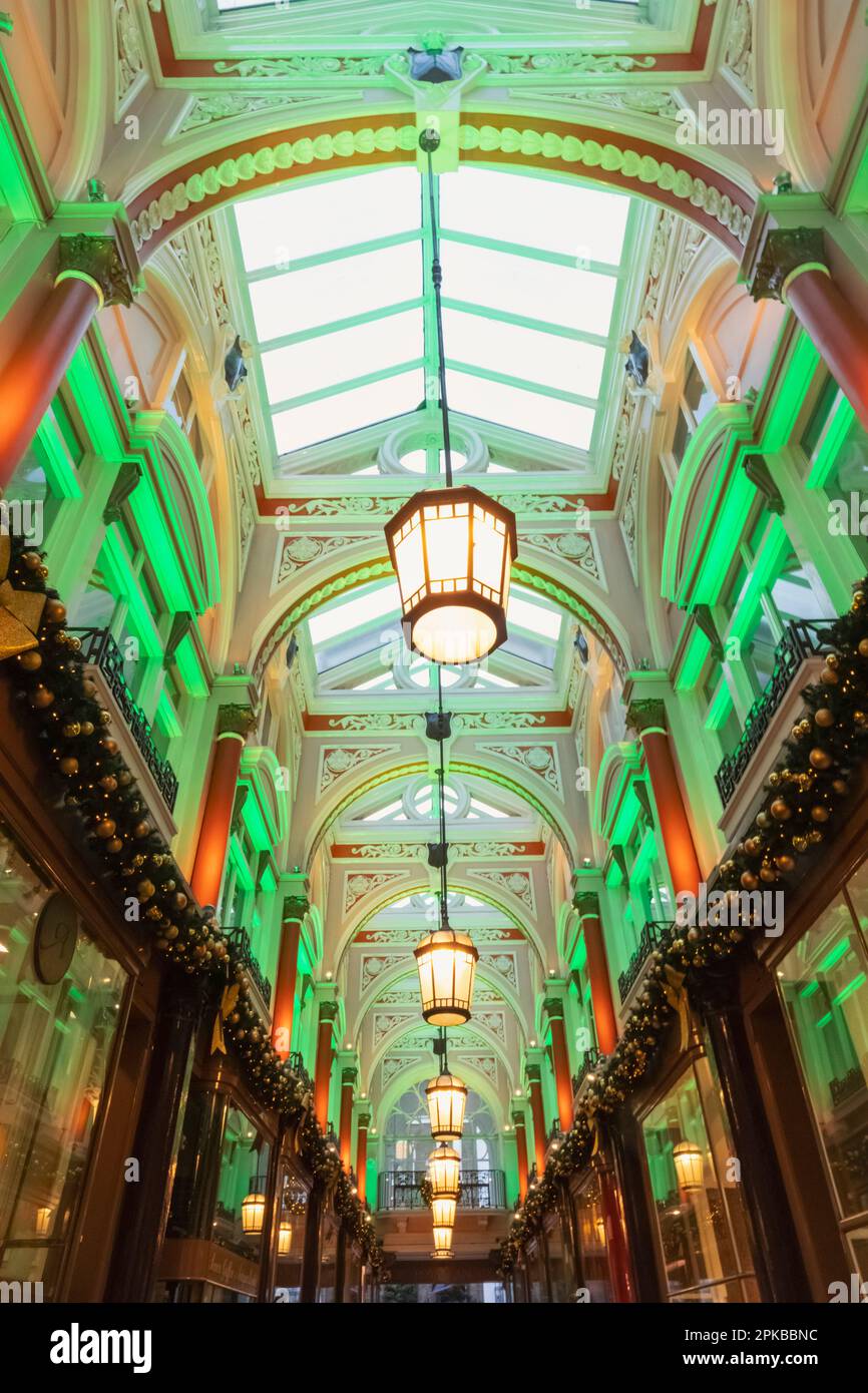 England, London, Piccadilly, die Royal Arcade mit Weihnachtsdekorationen Stockfoto