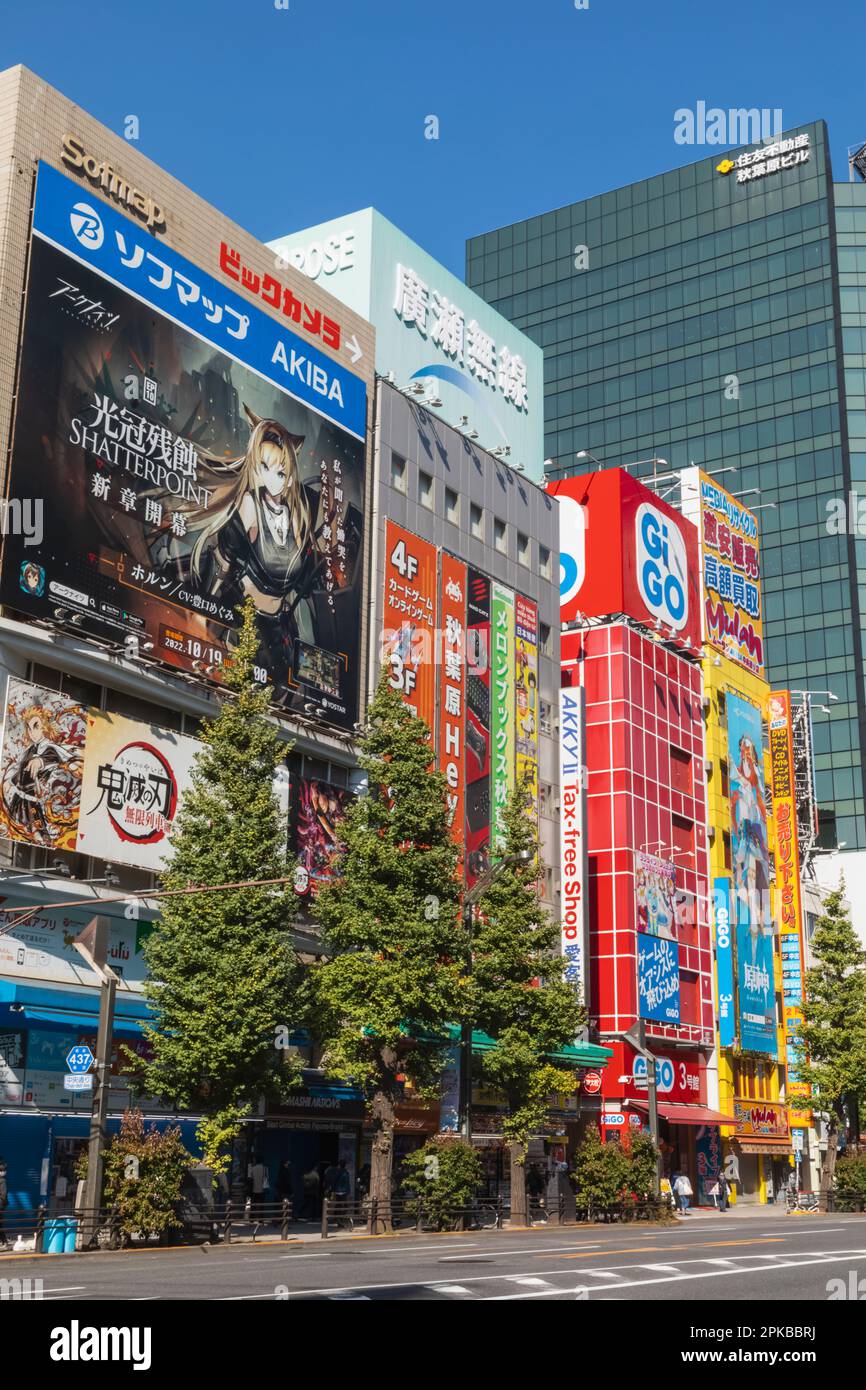Japan, Honshu, Tokio, Akihabara, Straßenszene mit bunten Geschäften Stockfoto