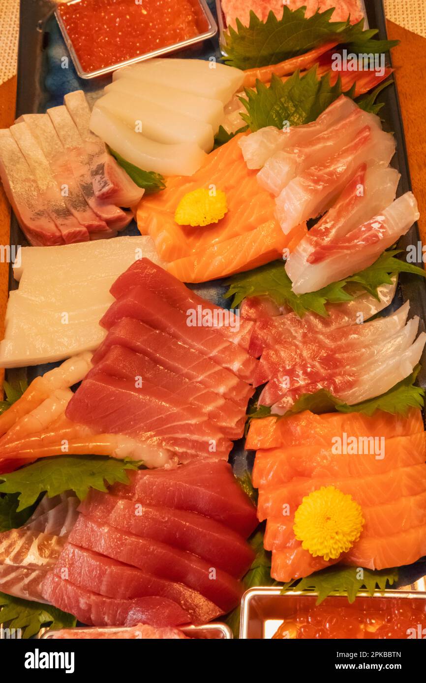 Japan, Honshu, Tokio, Präsentation von frischem rohem Sashimi-Fisch Stockfoto