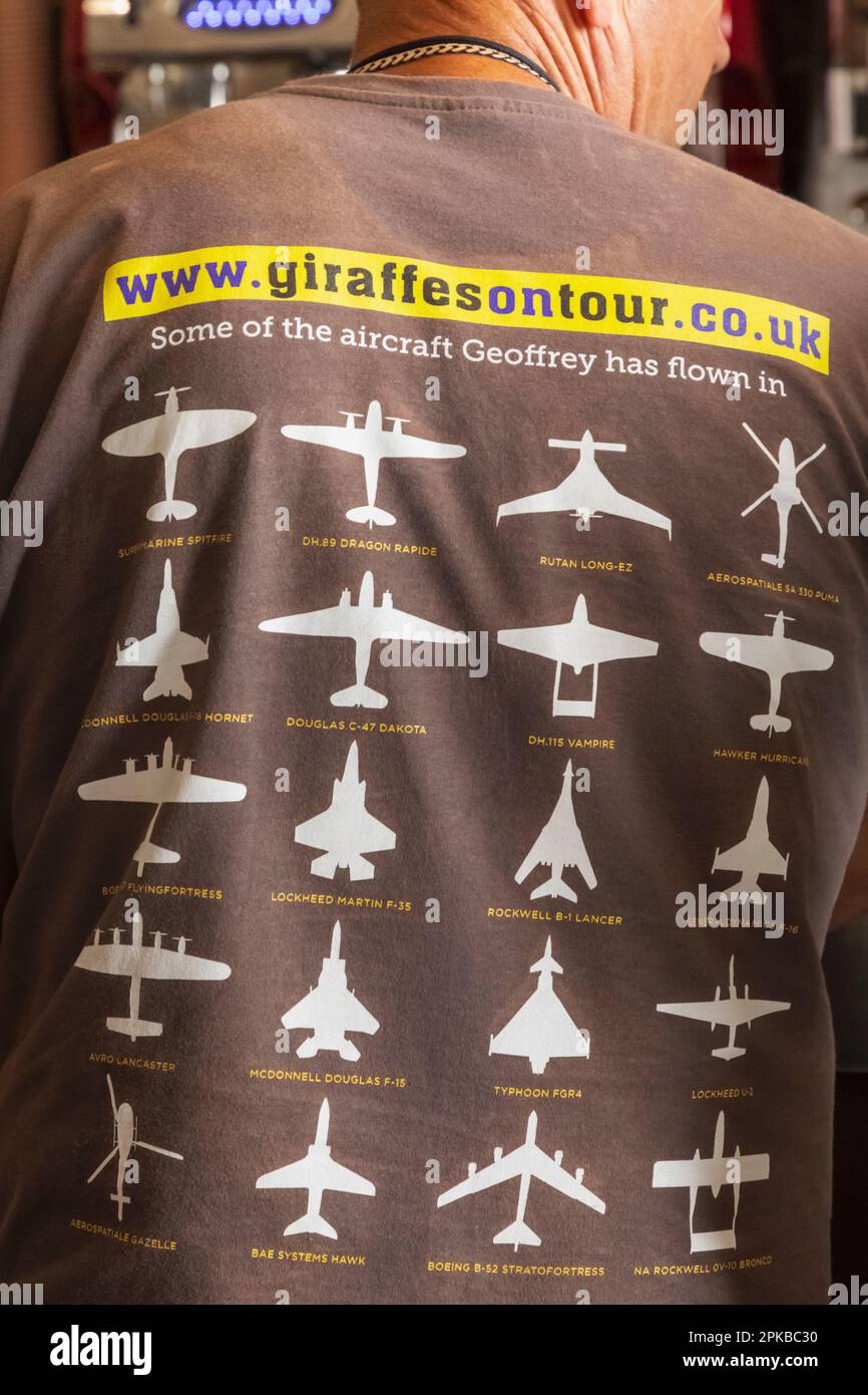 England, Dorset, Bournemouth, The Annual Air Show, Spectator's T-Shirt mit Illustration von Militärflugzeugen Stockfoto