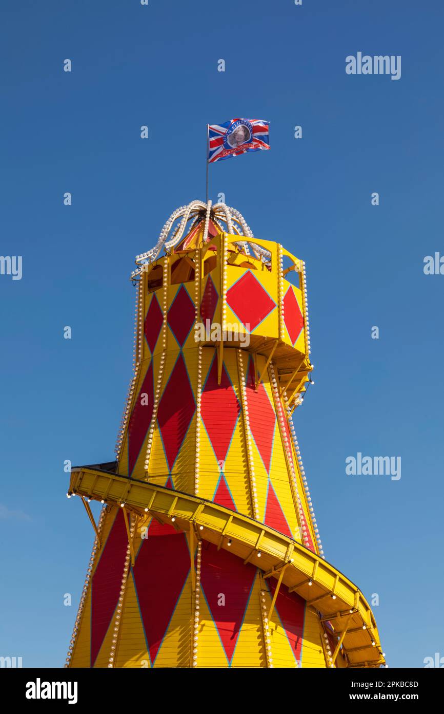 England, Dorset, die jährliche Great Dorset Steam Fair in Tarrant Hinton bei Blandford Forum, farbenfroher Helter Skelter Stockfoto