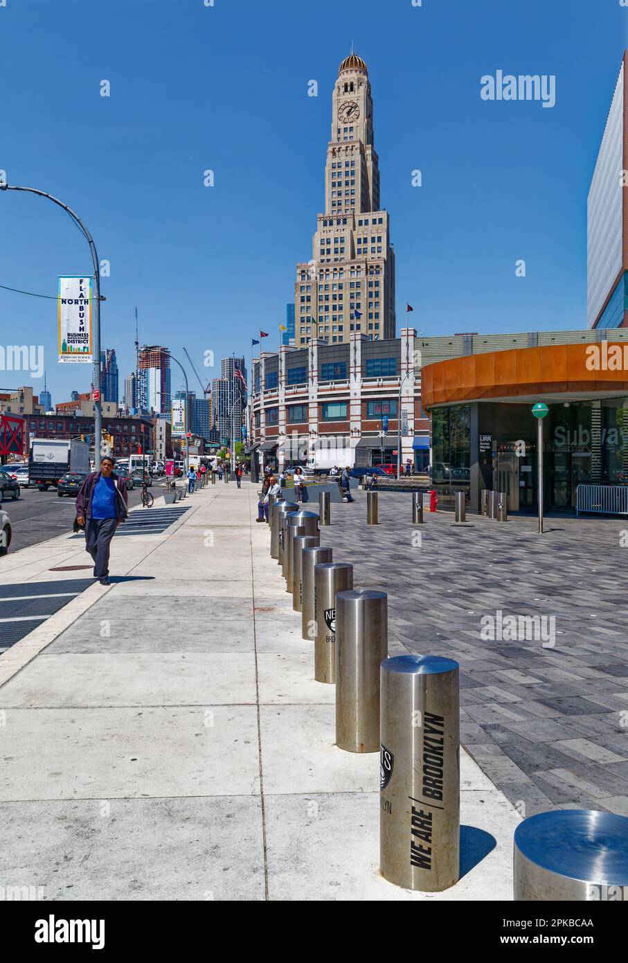 Der Williamsburgh Savings Bank Tower, ein Wahrzeichen von Brooklyn, ist ein aus Ziegeln und Terrakotta bestehender Wolkenkratzer auf einer Basis aus Kalkstein. Stockfoto