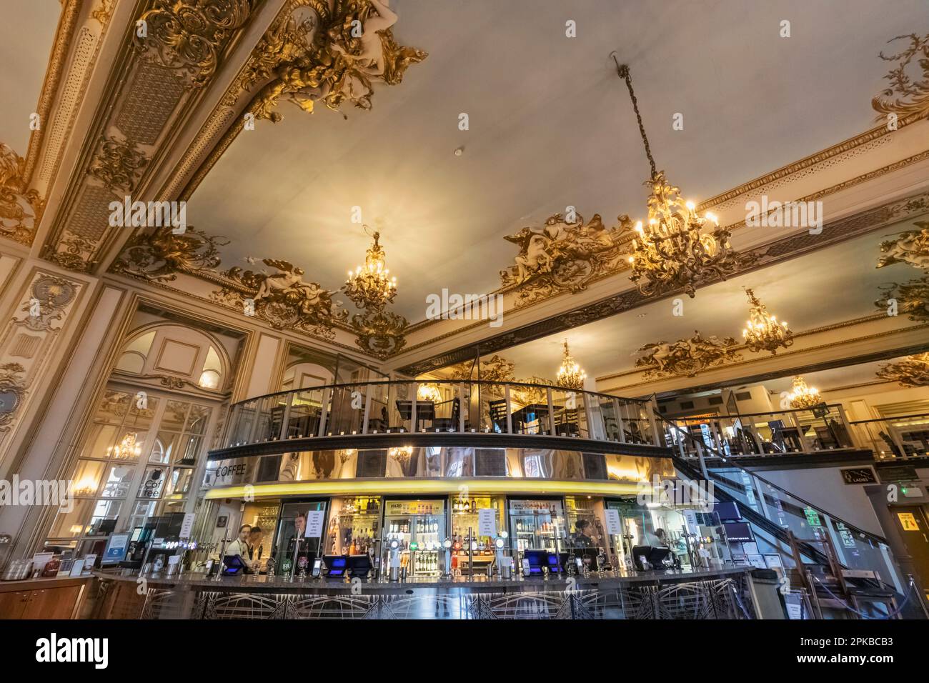England, London, Liverpool Street Station, Hamilton Hall Wetherspoons Pub, Innenansicht Stockfoto