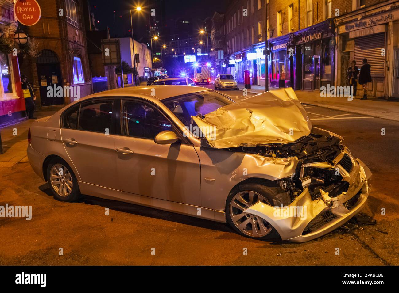 England, London, zertrümmertes Auto nach einem Unfall auf der Straße in der Nacht Stockfoto