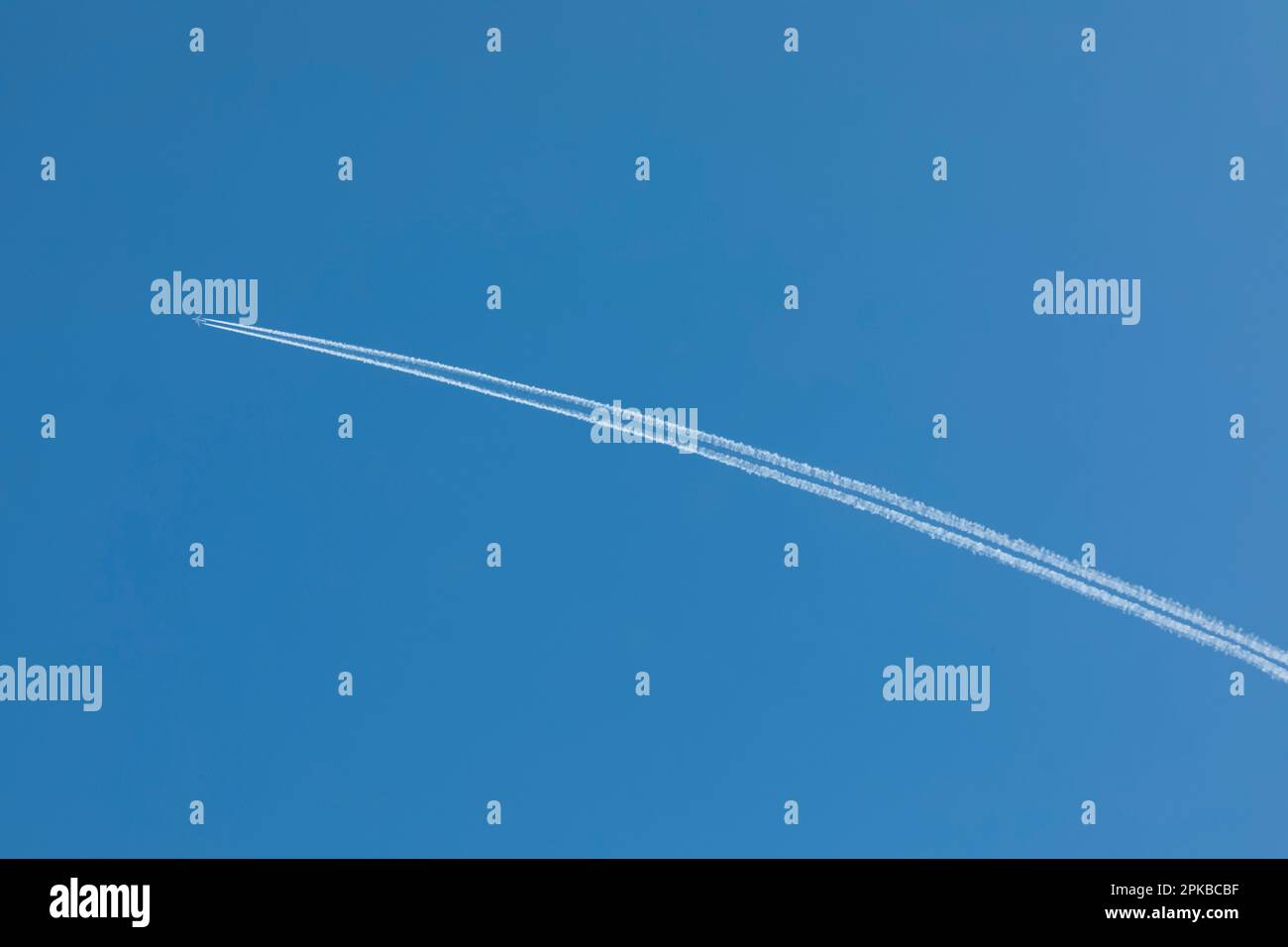 England, London, Flugzeuge und Dampfloks gegen Clear Blue Sky Stockfoto