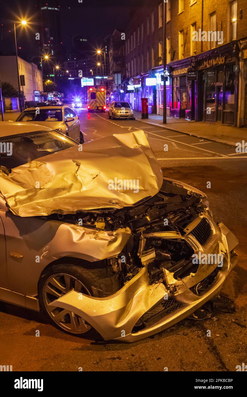England, London, zertrümmertes Auto nach einem Unfall auf der Straße in der Nacht Stockfoto