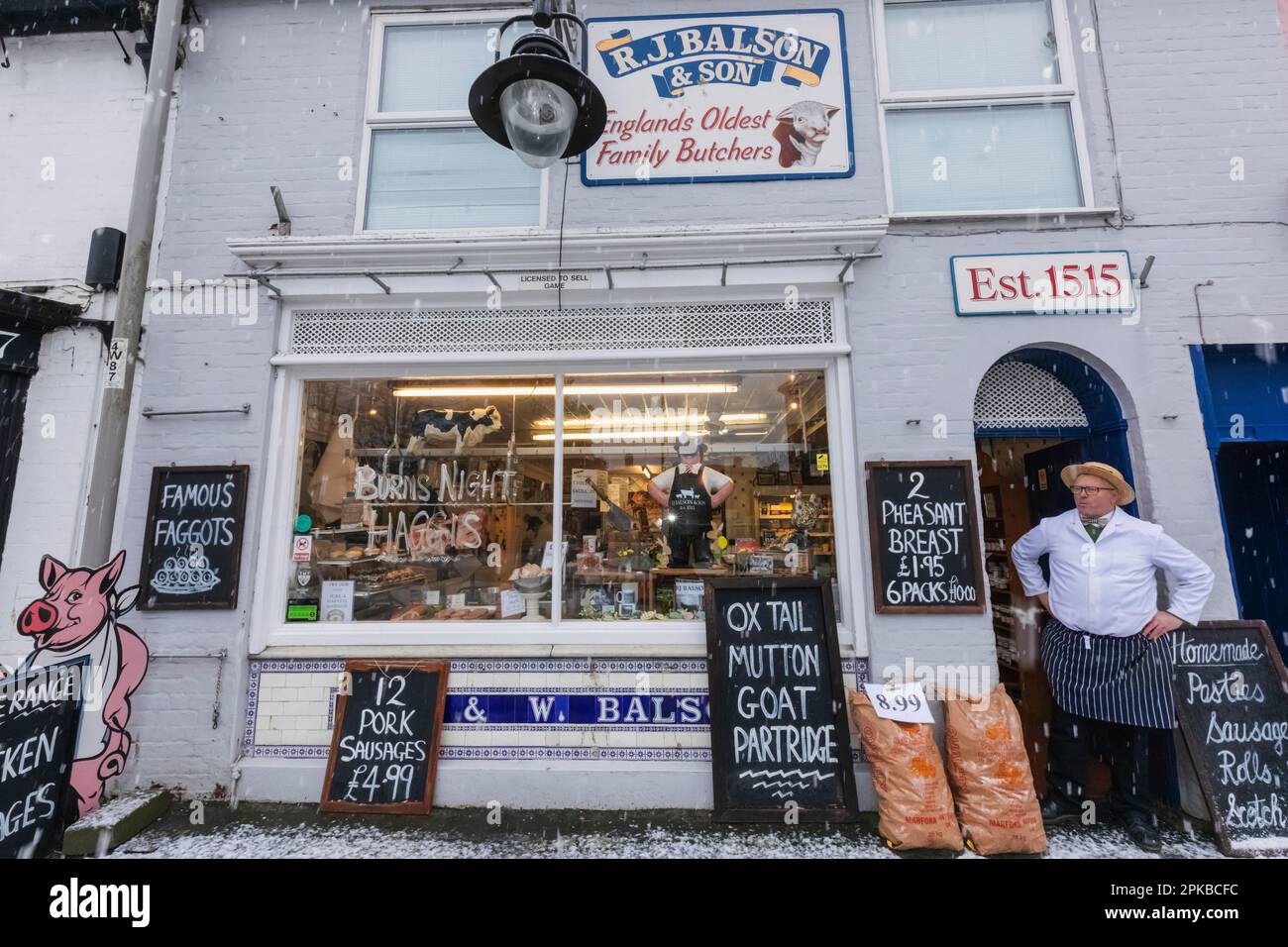 England, Dorset, Bridport, Master Butcher Richard Balson steht vor Englands ältestem Familienbetrieb Stockfoto