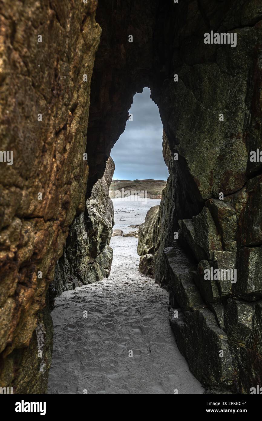 Felseneingang Zum Malerischen Strand Von Plouarzel An Der Finistere Atlantikküste In Der Bretagne, Frankreich Stockfoto