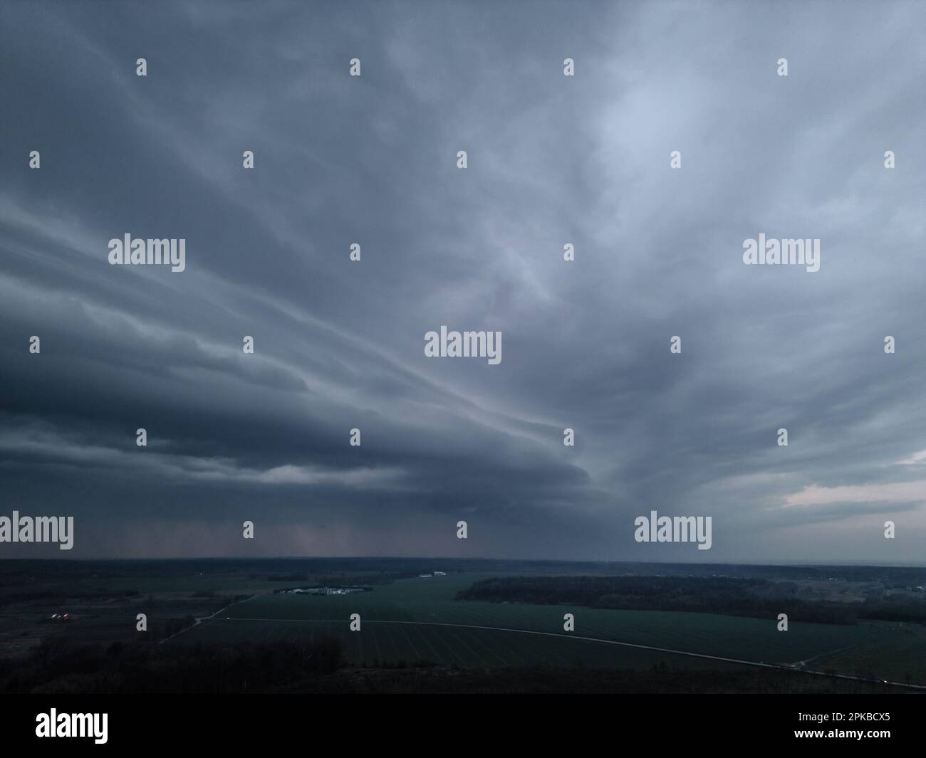 Regalschacht über der Stadt, Luftwolkenlandschaft vor starkem Regen Stockfoto
