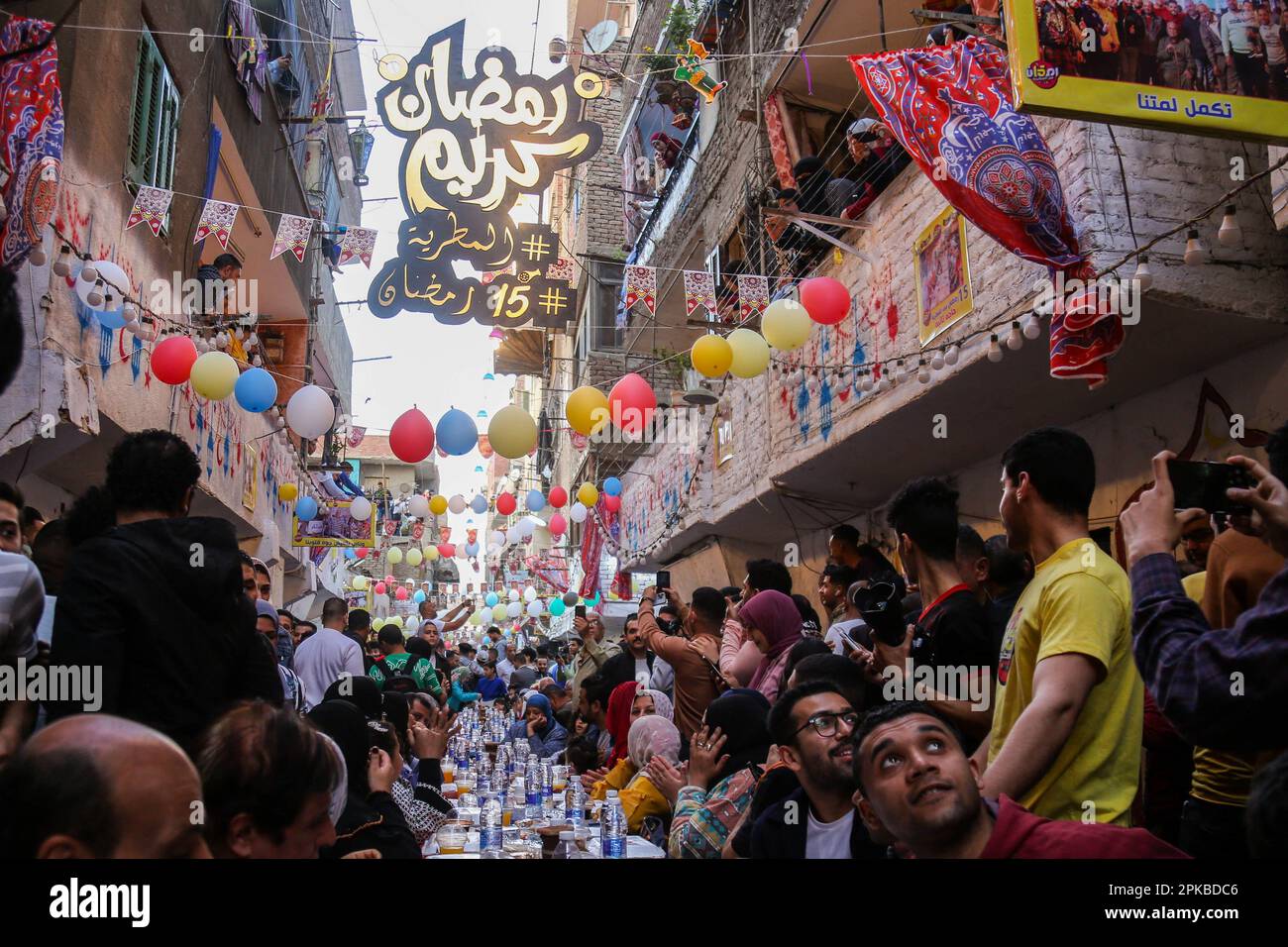 Kairo, Ägypten. 06. April 2023. Während des heiligen Fastenmonats des Ramadan im Viertel El Matareya besuchen die Menschen eine Messe der Iftar. Kredit: Abeer Ahmed/dpa/Alamy Live News Stockfoto