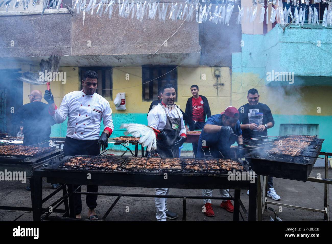 Kairo, Ägypten. 06. April 2023. Die Köche bereiten Essen für ein Treffen von Iftar während des heiligen Fastenmonats des Ramadan im Viertel El Matareya zu. Kredit: Abeer Ahmed/dpa/Alamy Live News Stockfoto