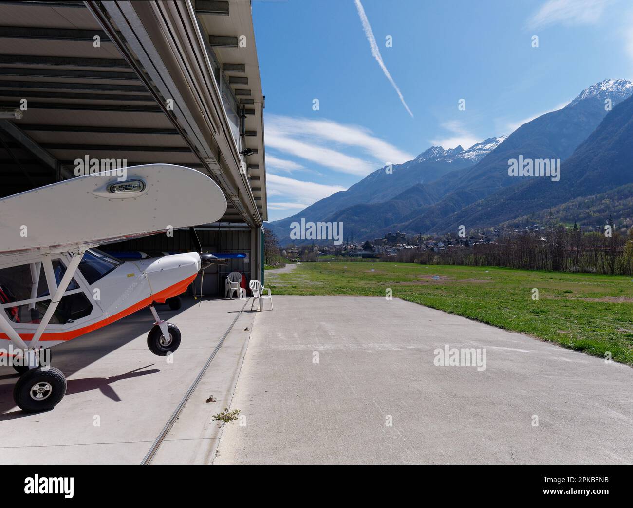 Leichtflugzeug in einem Hänger auf einem Flugplatz in Fenis, Aosta Valley, NW Italien Stockfoto