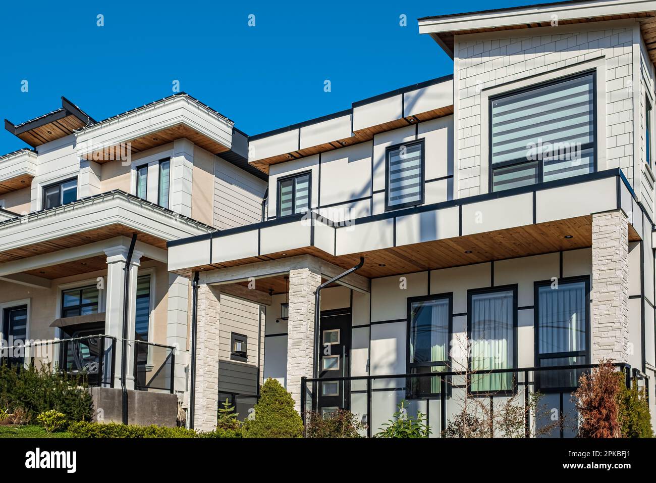 Außenansicht des Real Estate Front House an einem sonnigen Tag. Großes maßgeschneidertes Luxushaus mit schön gestaltetem Vorgarten in den Vororten von Vancouver Kanada. St Stockfoto