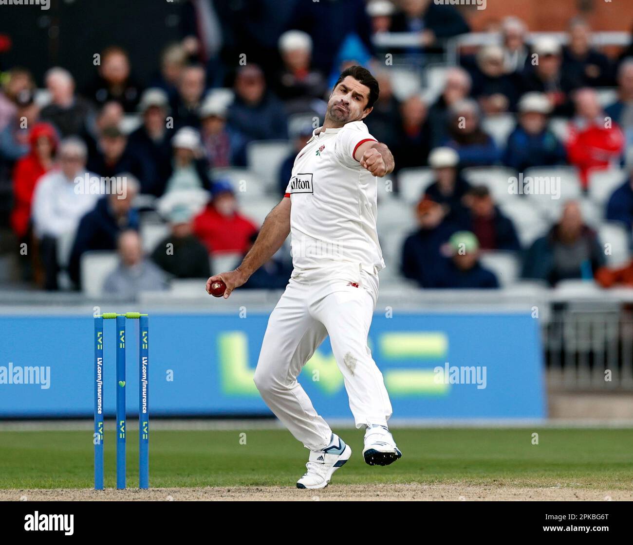 6. April 2023; Old Trafford, Manchester, England: Division 1 County Championship Cricket, Lancashire gegen Surrey Day 1; ehemaliger neuseeländischer Test-Cricketer Colin de Grandhomme gibt heute sein erstes Klassentreffen für Lancashire Stockfoto