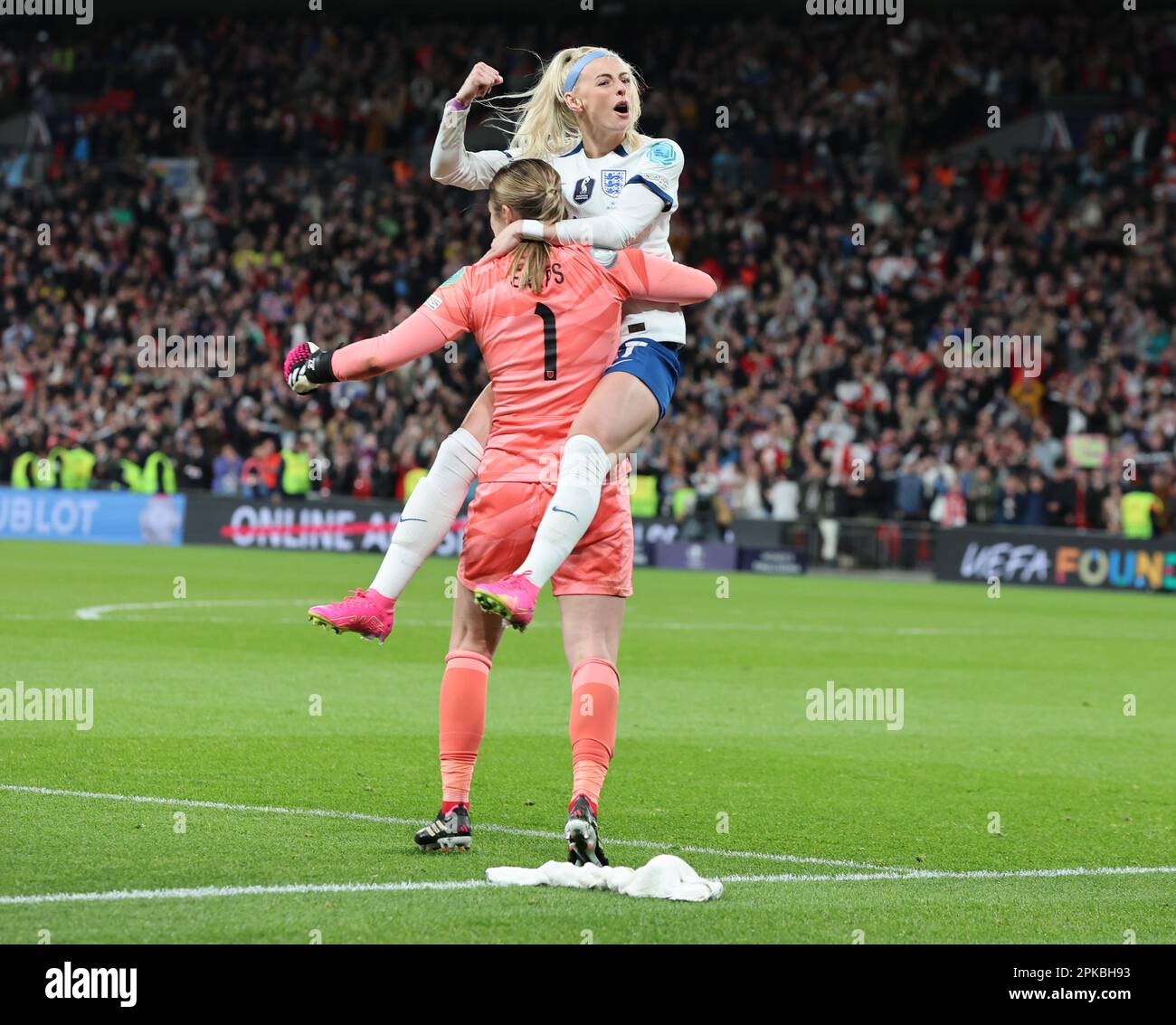 London, Großbritannien. 06. März 2023. Chloe Kelly feiert den Sieg aus dem Elfmeter beim CONMEBOL-UEFA Women's Champions Cup Finalissima Fußballspiel zwischen England Women und Brasilien Women im Wembley Stadium in London, Großbritannien, AM 06. April 2023. Kredit: Action Foto Sport/Alamy Live News Stockfoto