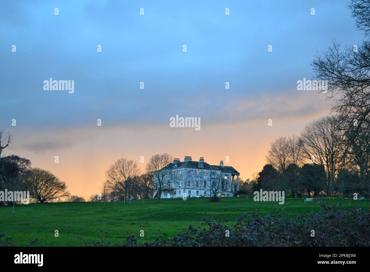 Cator's Mansion im Beckenham Place Park, südöstlich von London, vor einem stürmischen Abendhimmel im Frühling 2023 Stockfoto