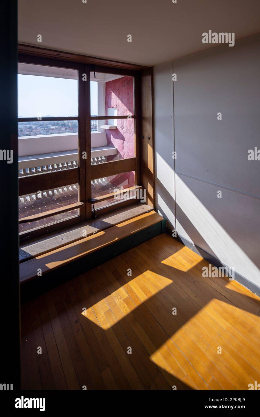 Fenster des Schlafzimmers im oberen Stockwerk (ohne Möbel), Unité d'habitation, La Cité Radieuse, Marseille, Frankreich Stockfoto