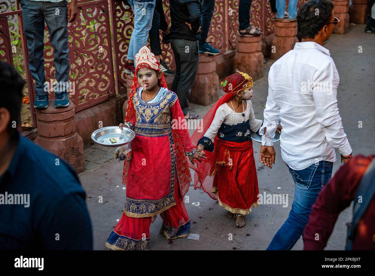 Neu-Delhi, Indien. 06. April 2023. Junge Mädchen, gekleidet wie Göttin, betteln um Geld während einer Prozession zum Hindu-Festival Hanuman Jayanti. Das Festival erinnert an die Geburt der Hindugöttin Hanuman. (Foto: Pradeep Gaur/SOPA Images/Sipa USA) Guthaben: SIPA USA/Alamy Live News Stockfoto