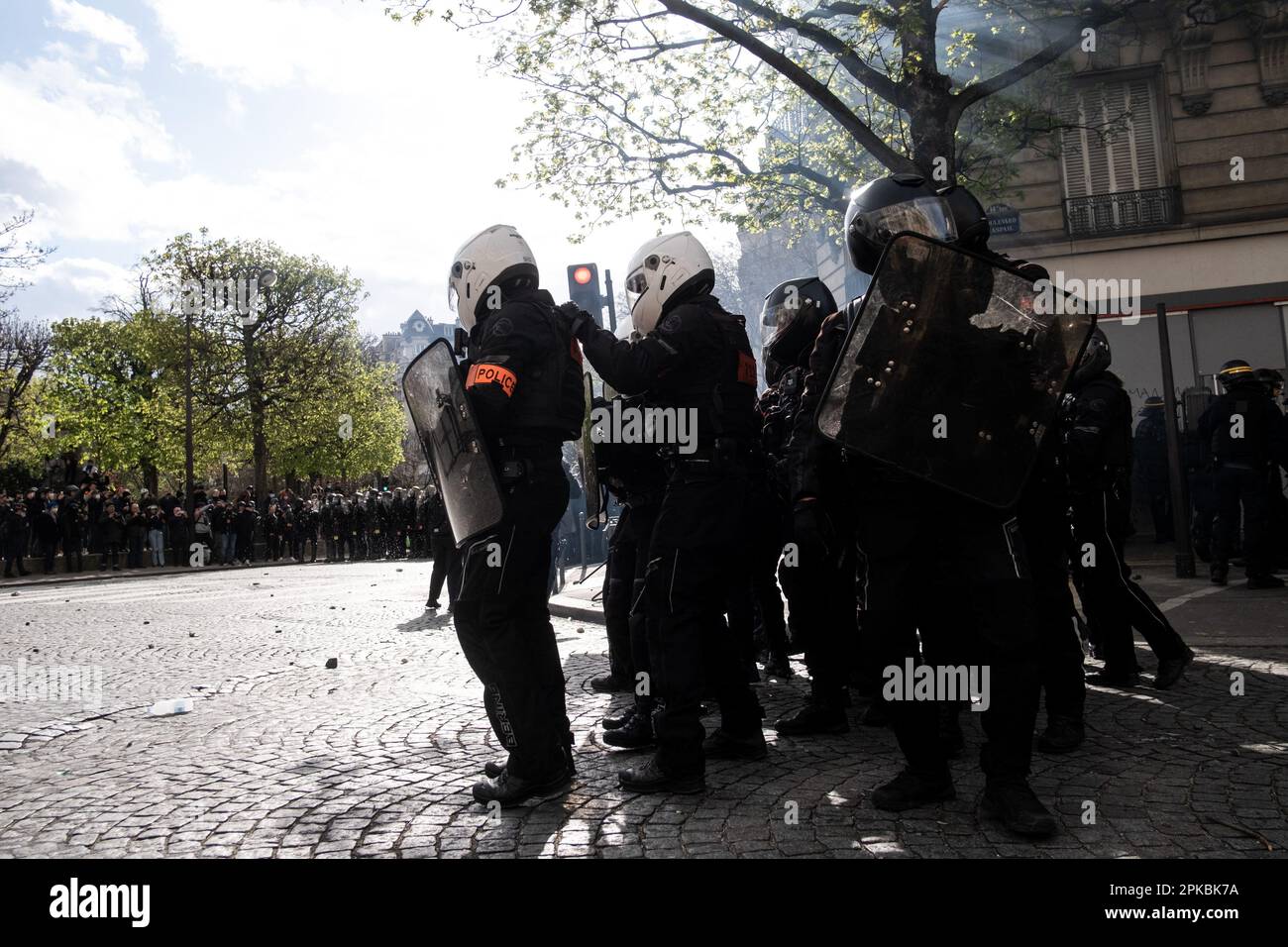 Paris, Frankreich. 6. April 2023. Michael Bunel / Le Pictorium - Demonstration gegen die Rentenreform in Paris - 6/4/2023 - Frankreich / Paris - EINHEIT BRAV-M am Rande des Place Denfert Rochereau. 11. Tag der Mobilisierung gegen die Rentenreform, den Einsatz von 49,3 und die Politik der Regierung von Emmanuel Macron. 6. April 2023 Paris, Frankreich. Kredit: LE PICTORIUM/Alamy Live News Stockfoto