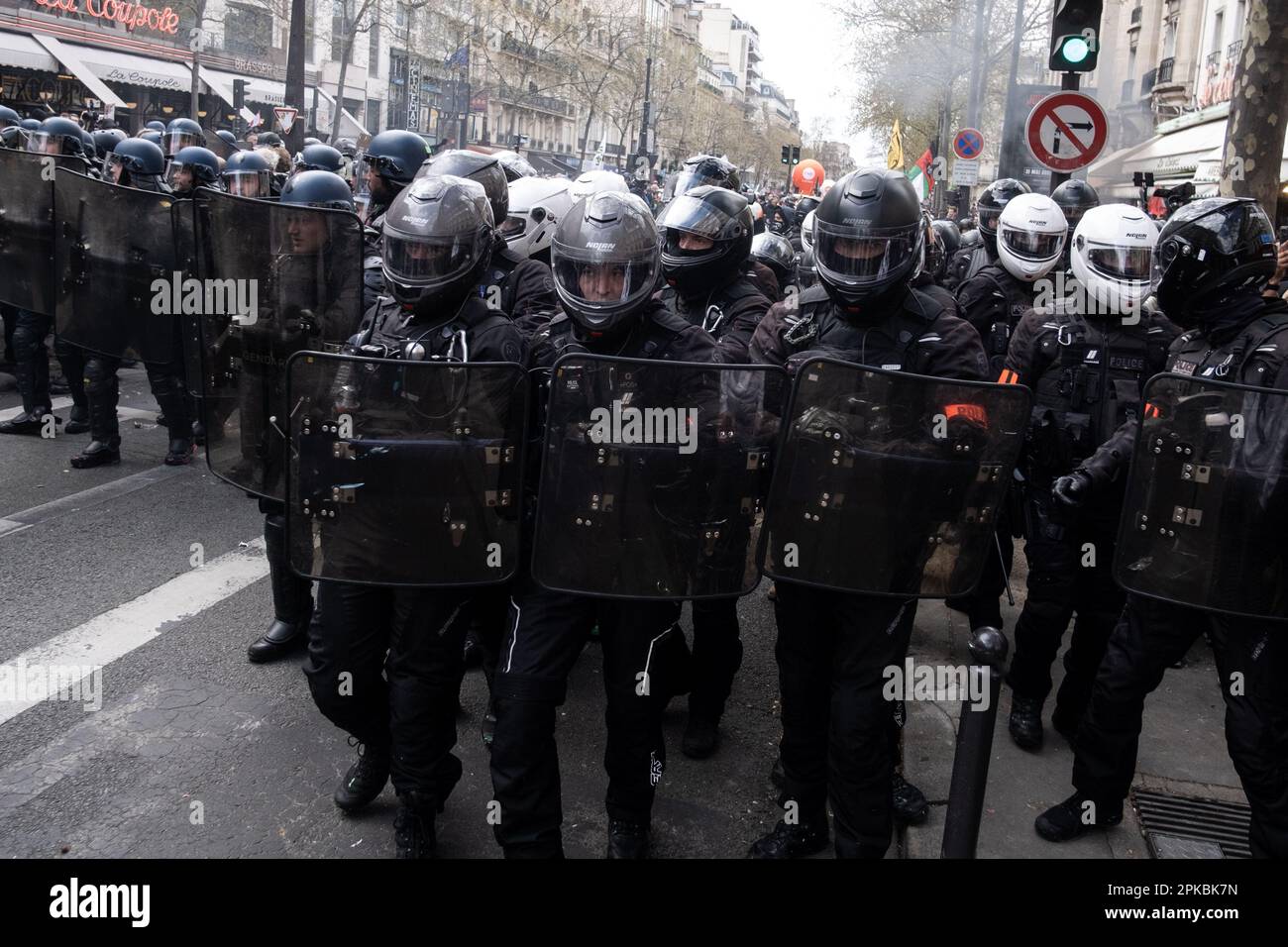 Paris, Frankreich. 6. April 2023. Michael Bunel / Le Pictorium - Demonstration gegen die Rentenreform in Paris - 6/4/2023 - Frankreich / Paris - die BRAV-M-Einsatzteams, die bei der Veranstaltung tätig sind. Sie sind an ihren Motorradhelmen zu erkennen. 11. Tag der Mobilisierung gegen die Rentenreform, den Einsatz von 49,3 und die Politik der Regierung von Emmanuel Macron. 6. April 2023 Paris, Frankreich. Kredit: LE PICTORIUM/Alamy Live News Stockfoto