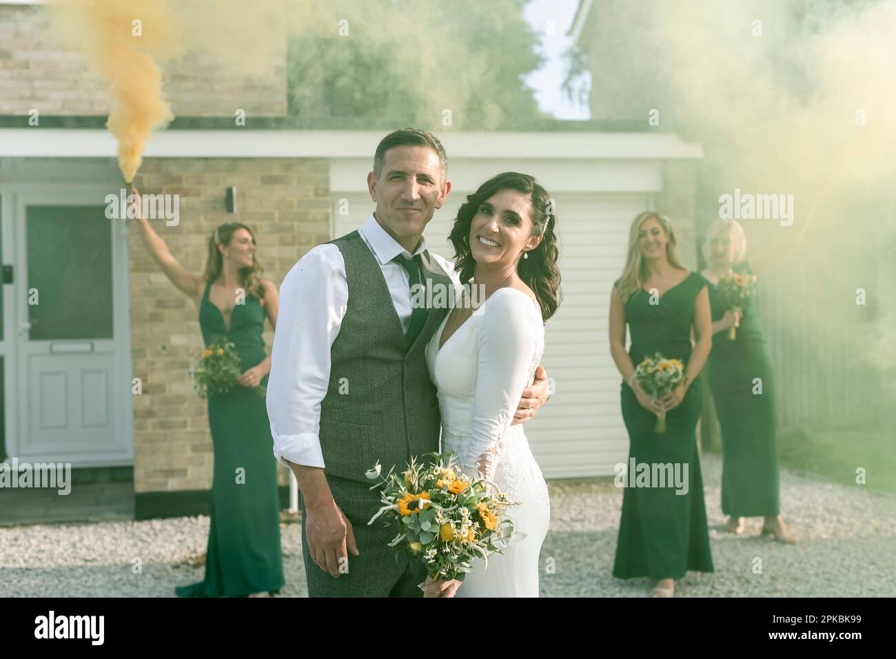 Hochzeitspärchen kurz nachdem die Beschränkungen aufgehoben wurden und eine Heim-Hochzeit in West Sussex, England Stockfoto