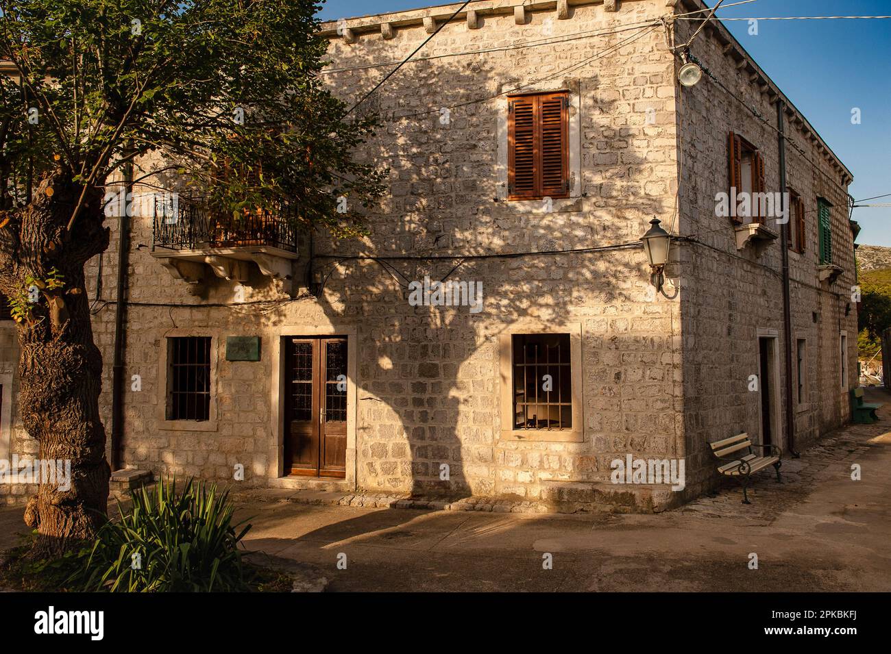 Altes Gebäude mit Schatten Kroatien Europa Stockfoto