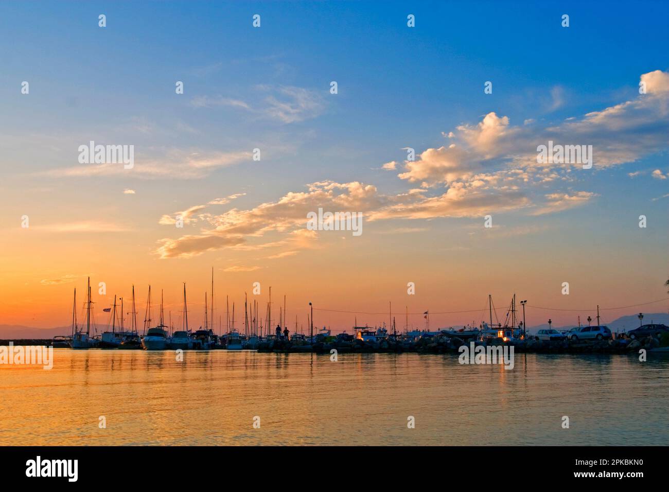 Sonnenuntergang auf dem Pier auf der Insel Ägina in Griechenland am Mittelmeer Stockfoto