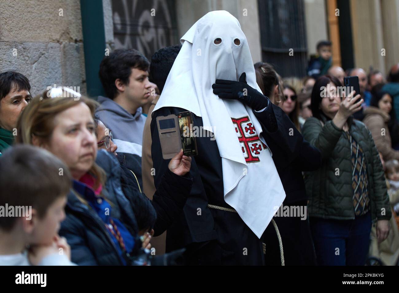 Pamplona, Navarra, España. Spanien. 6. April 2023. Religion. Prozessionen Der Heiligen Woche. Der Prozess am Heiligen Donnerstag durch die Straßen von Pamplona während der Heiligen Woche mit der Parade der Stufen des letzten Abendmahls, dem Gebet im Garten und der Festnahme sowie der Teilnahme der Bugles and Drums Band der Logroño Flagellation Brotherhood in Pamplona (Spanien) am 6. April 2023. Kredit: Inigo Alzugaray / Alamy Live News Stockfoto