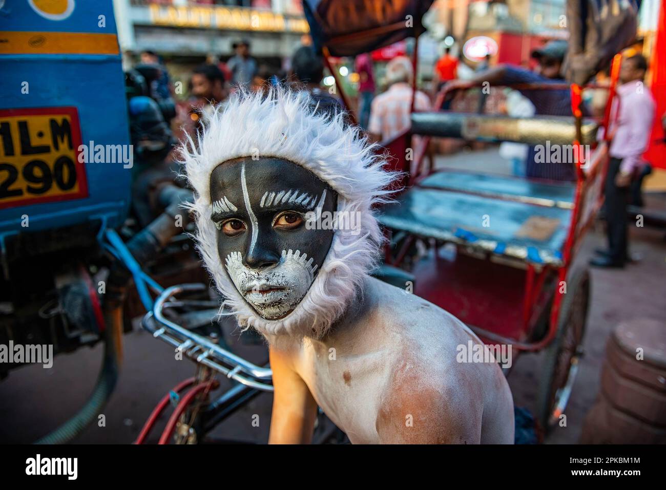 Neu-Delhi, Indien. 6. April 2023. Ein indischer Hindu-Junge, der als Lanur verkleidet war, während einer Prozession zum Hindu-Festival Hanuman Jayanti. Das Festival erinnert an die Geburt der Hindugöttin Hanuman. (Credit Image: © Pradeep Gaur/SOPA Images via ZUMA Press Wire) NUR ZUR REDAKTIONELLEN VERWENDUNG! Nicht für den kommerziellen GEBRAUCH! Stockfoto