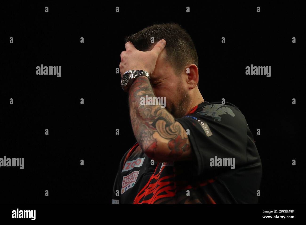 Jonny Clayton reagiert während der Cazoo PDC Premier League Darts Night