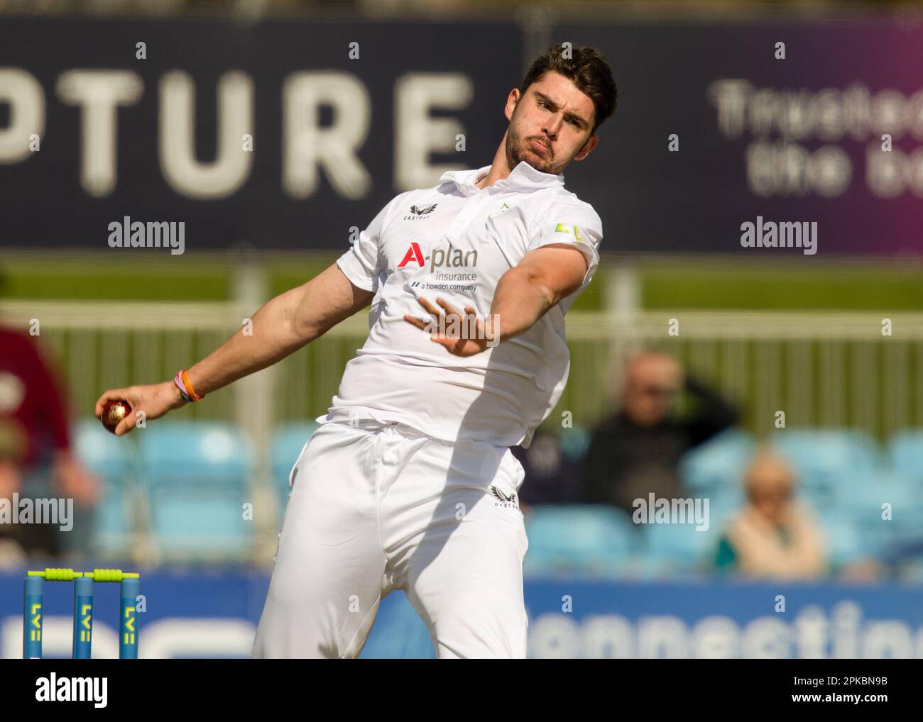 County Cricket Championship - Derbyshire County Cricket Club gegen Worcestershire County Cricket Club im Incora Cricket County Ground in Derby, Großbritannien, 09. April 2023 bis 12. April 2023. Josh Tongue (Worcestershire CCC) beim Bowling auf dem Incora County Ground in Derby, Großbritannien Kredit: Mark Dunn/Alamy Live News Stockfoto