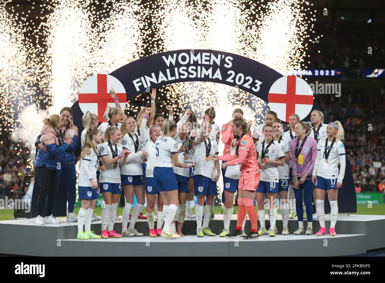 London, Großbritannien. 06. April 2023. England-Trophäen-Lifting während des Womens Finalissima 2023-Fußballspiels zwischen England (UEFA Womens Europameister) und Brasilien (CONMEBOL Womens South-american Champion) im Wembley Stadium, London, England. (Foto: Pedro Soares/Sports Press Photo/C - FRIST VON EINER STUNDE - FTP NUR AKTIVIEREN, WENN BILDER WENIGER ALS EINE STUNDE ALT sind - Alamy) Guthaben: SPP Sport Press Photo. Alamy Live News Stockfoto