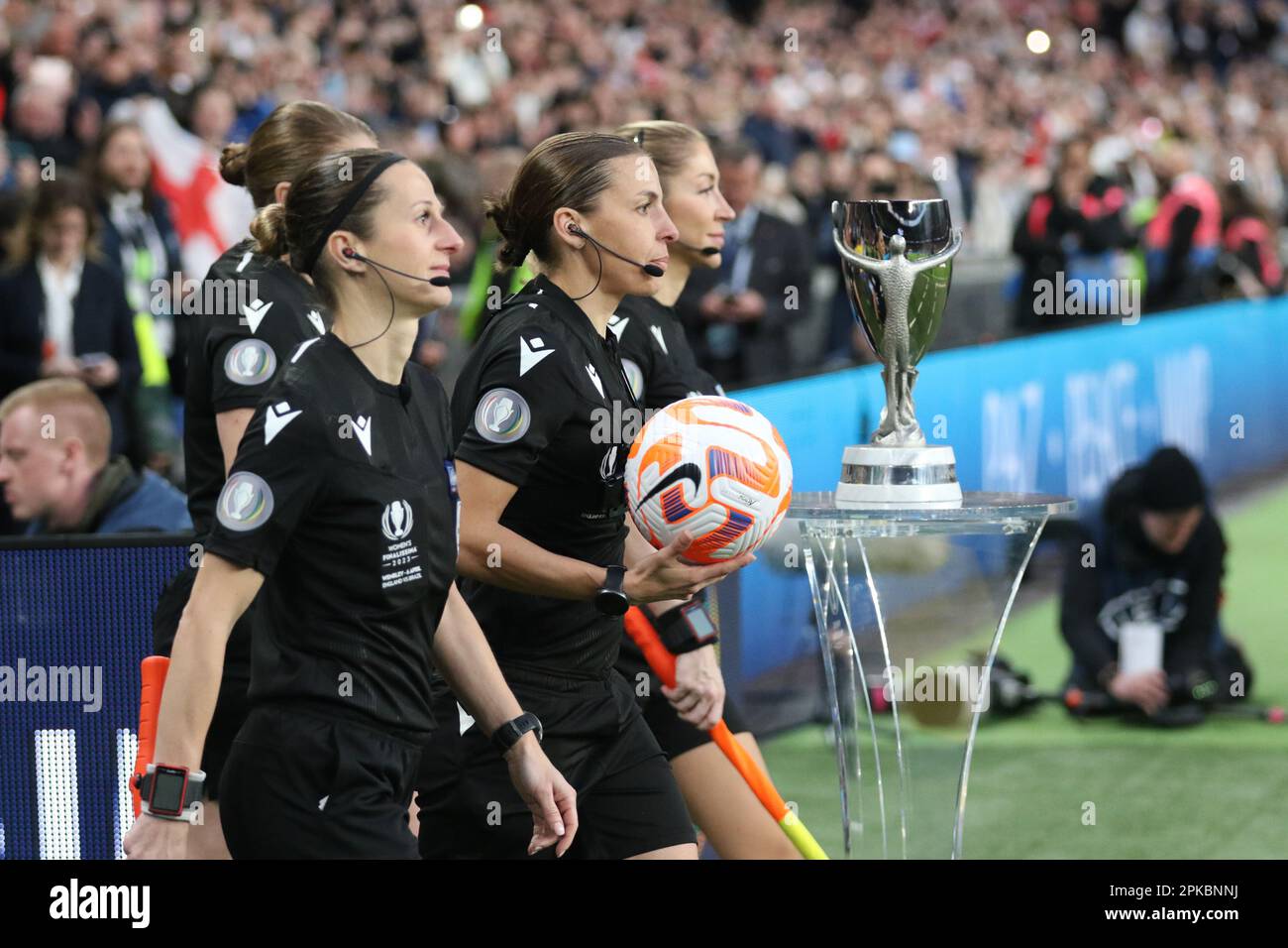 London, Großbritannien. 06. April 2023. Spielen Sie im Wembley Stadium, London, England, beim Womens Finalissima 2023-Fußballspiel zwischen England (UEFA Womens Europameister) und Brasilien (CONMEBOL Womens South-american Champion) Offizielle. (Foto: Pedro Soares/Sports Press Photo/C - FRIST VON EINER STUNDE - FTP NUR AKTIVIEREN, WENN BILDER WENIGER ALS EINE STUNDE ALT sind - Alamy) Guthaben: SPP Sport Press Photo. Alamy Live News Stockfoto