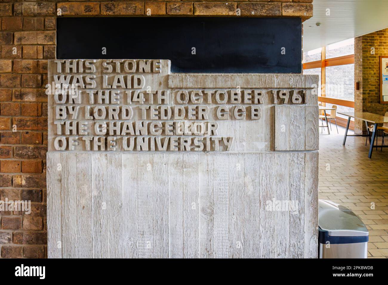 Inschrift auf Grundstein am 14. Oktober 1961 von Lord Tedder, Kanzler der Universität Cambridge in Churchill College, Cambridge, Großbritannien Stockfoto