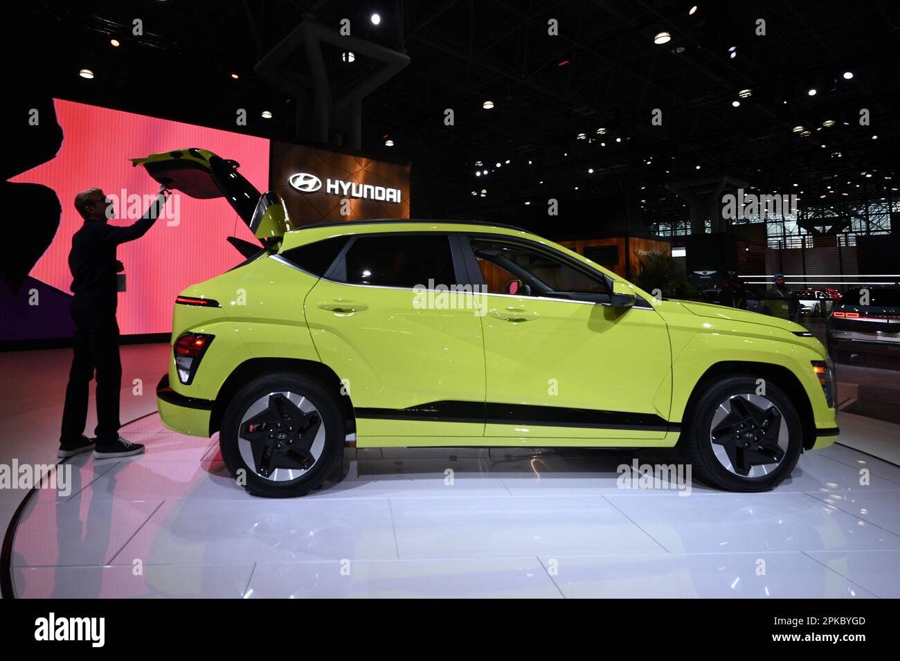 New York, USA. 06. April 2023. Südkoreas Elektrofahrzeug Hyundai Kona wird auf der New York International Auto Show 2023 im Jacob Javits Center, New York, NY, am 6. April 2023 ausgestellt. (Foto: Anthony Behar/Sipa USA) Guthaben: SIPA USA/Alamy Live News Stockfoto